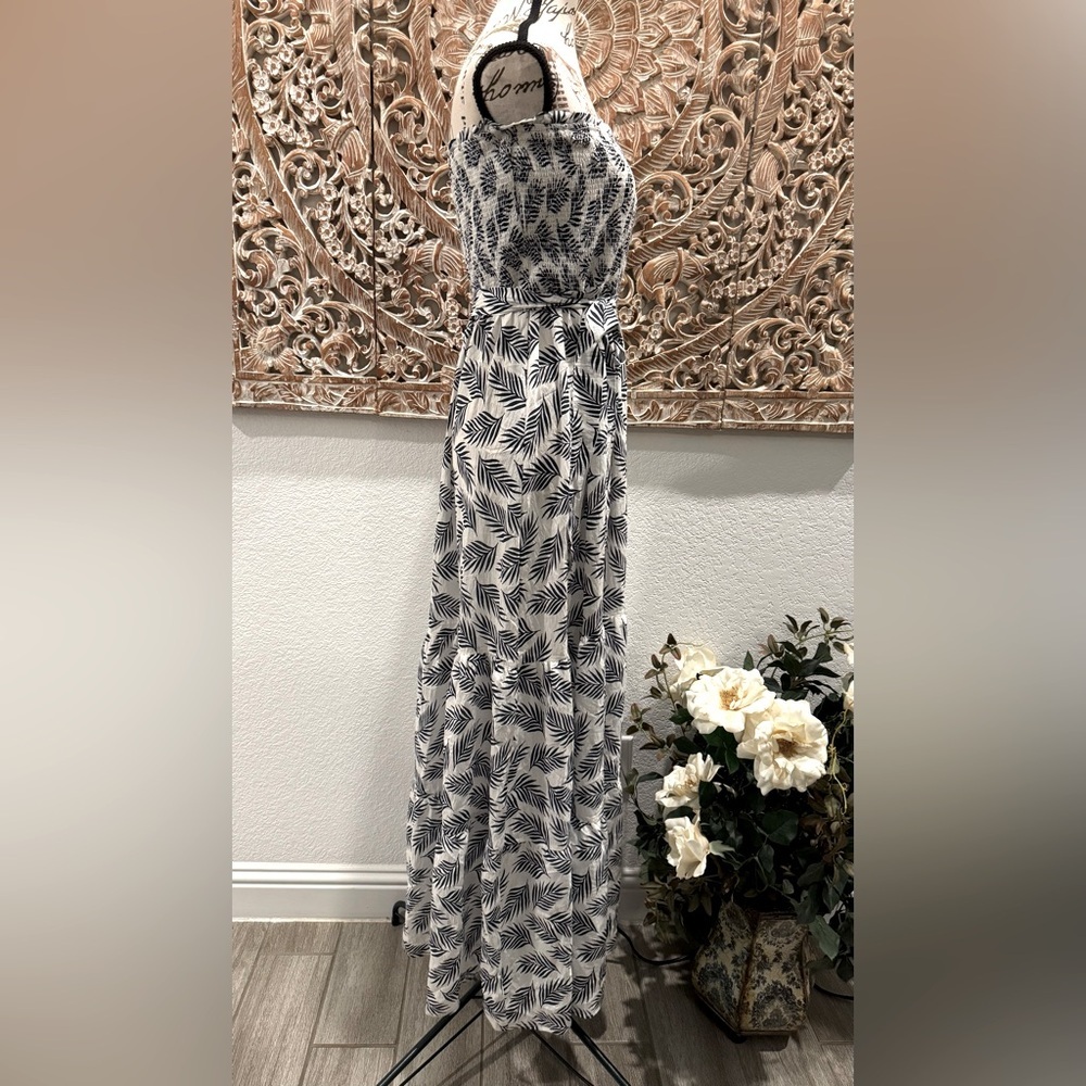 ee:some White & Navy Blue Palm Print Tiered Skirt Smocked Strapless Maxi Dress - Picture 6 of 14